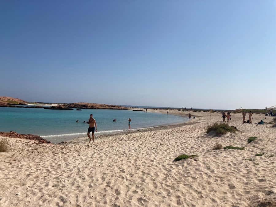 Camping to the Daymaniyat Islands with an overnight stay - Camp setup on Daymaniyat sand: what you get vs. what you bring