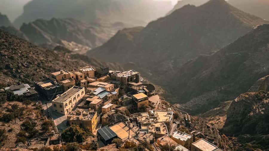 From Muscat: Nizwa and Jebel Akhdar Tour with Lunch - Nizwa Souq and 17th-century Nizwa Fort: shopping, architecture, and stories
