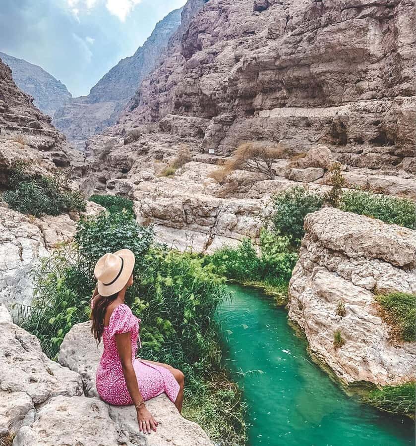 From Muscat:Private Wadi Shab and Bimmah SinkHole Tour - Entering Wadi Shab: easy start, then the canyon walk