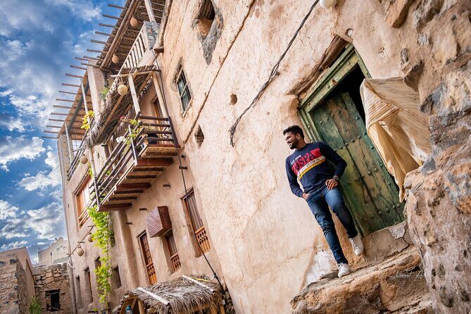 Full-day private tour- Nizwa and Jabal Akhdar - Stop 1: Nizwa Souq for Crafts, Spices, and Coffee Invitations