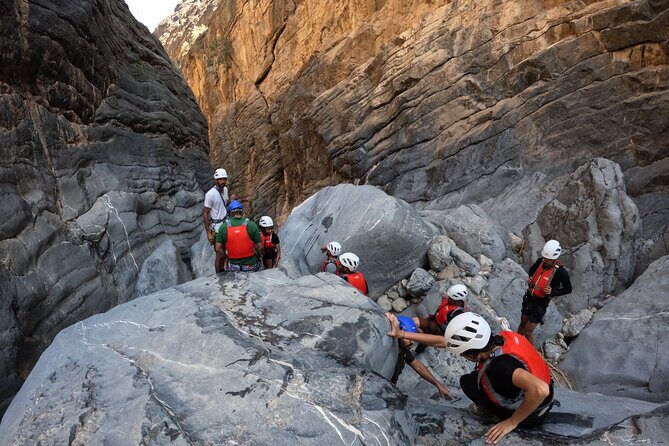 Full Day - Snake Canyon Adventure Tour in Jebel Shams region - What’s included: snacks, water, and traditional Omani lunch
