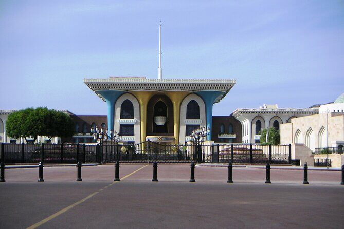 Muscat City Sightseeing Tour - A Fascinating Capital - Al Alam Palace photo stop: dramatic from the outside