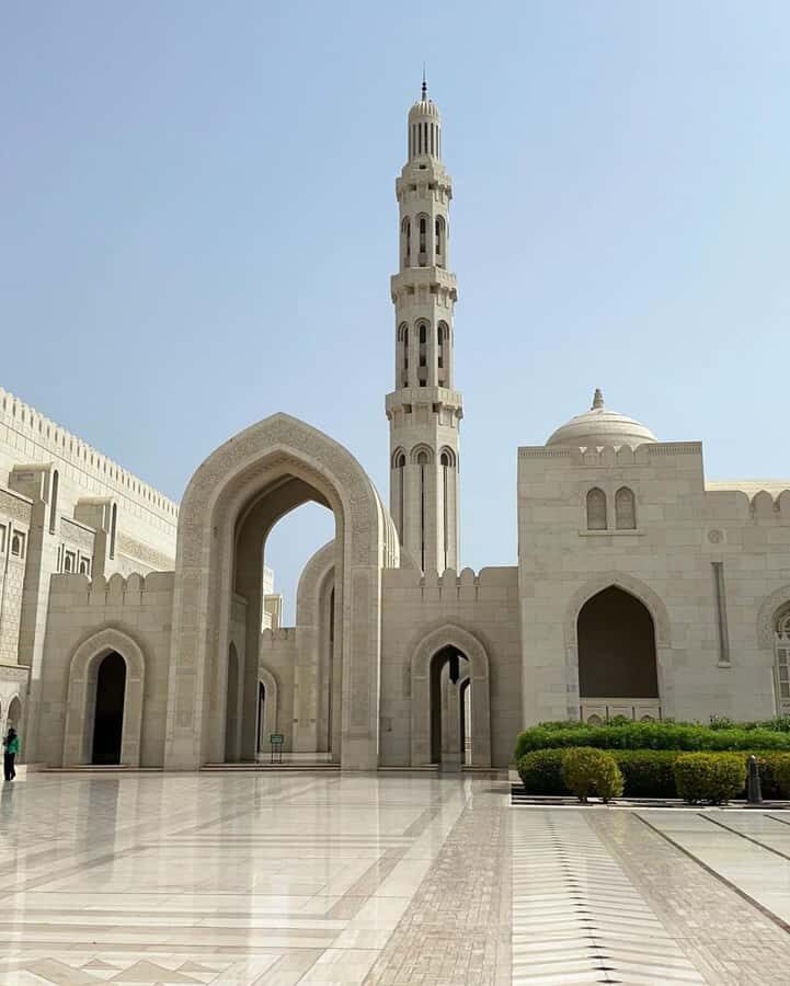 Muscat City Tour and life with Omani Guy ( luxury car). - Key highlights worth planning for