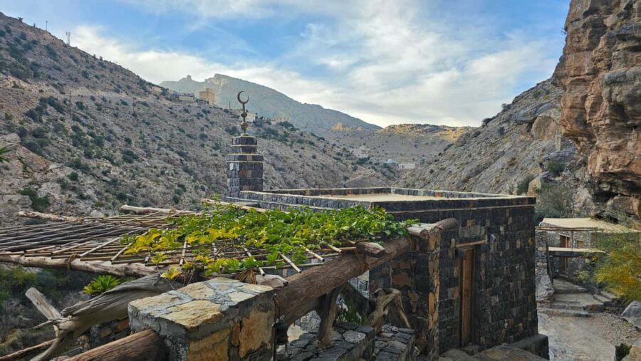Muscat: Nizwa and Al Jabal Al Akhdar Private Tour with Lunch - Entering Nizwa Fort and Castle: history you can picture