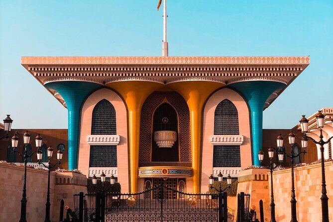Muscat : Private morning tour with an Omani guide - Sultan Qaboos Grand Mosque: art, materials, and the quiet logic of visiting early