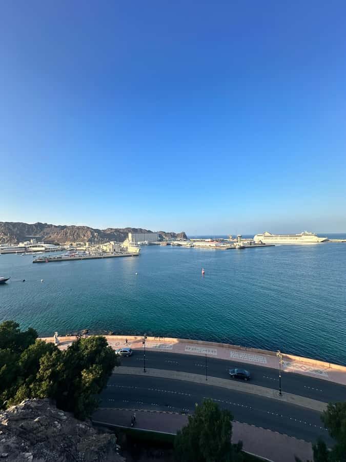 Muscat : Special tour for Muscat visitors from cruise ships - Sultan Qaboos Grand Mosque Entry: Dress Smart and Expect a Possible Schedule Swap
