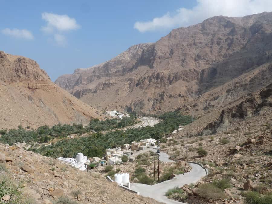 Muscat: Wadi Mibam Private Full Day Tour by 4x4 car - Bimmah Sinkhole: the turquoise pool stop with a time limit