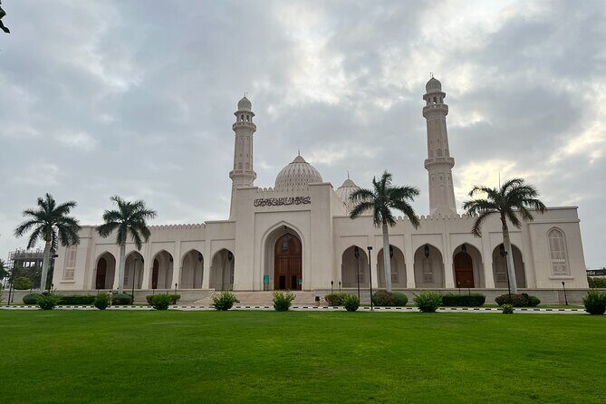 Salalah City Tour with History, Culture, Souq Shopping, Halwa - Sultan Qaboos Mosque: A White-Glow Stop That Sets the Tone