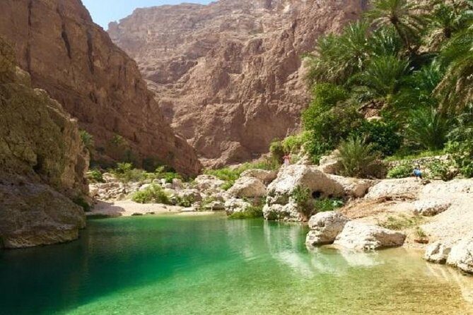 Wadi Shab full day tour (Muscat tours):Oman Shore excursions - Why Wadi Shab works better with a guide than a DIY 4x4